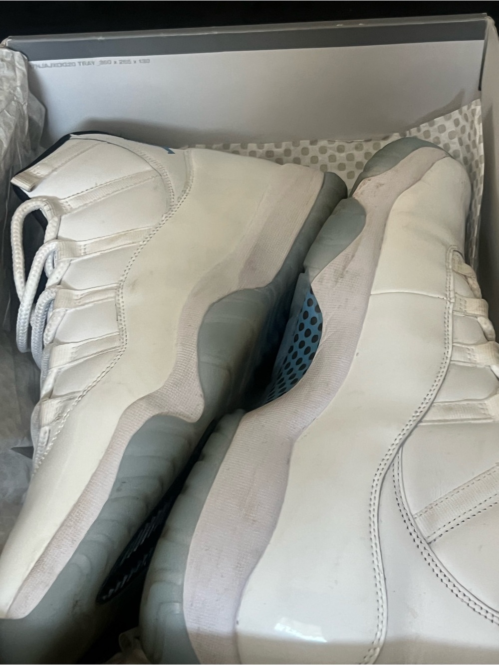 Men's White High-Top Athletic Sneakers - Sleek Supportive Design